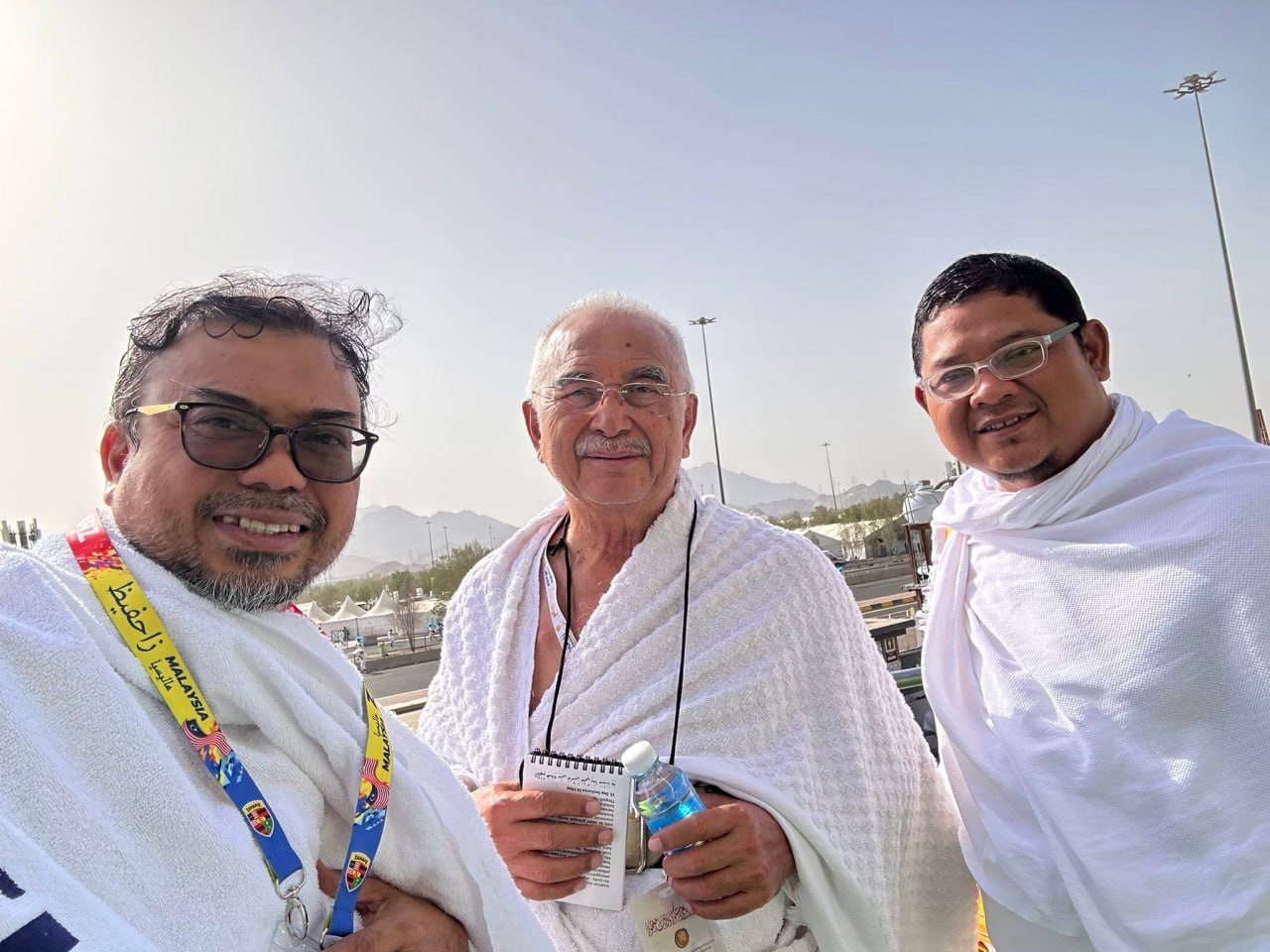 Mutawwif Al-Hanin bersama jemaah dalam ihram