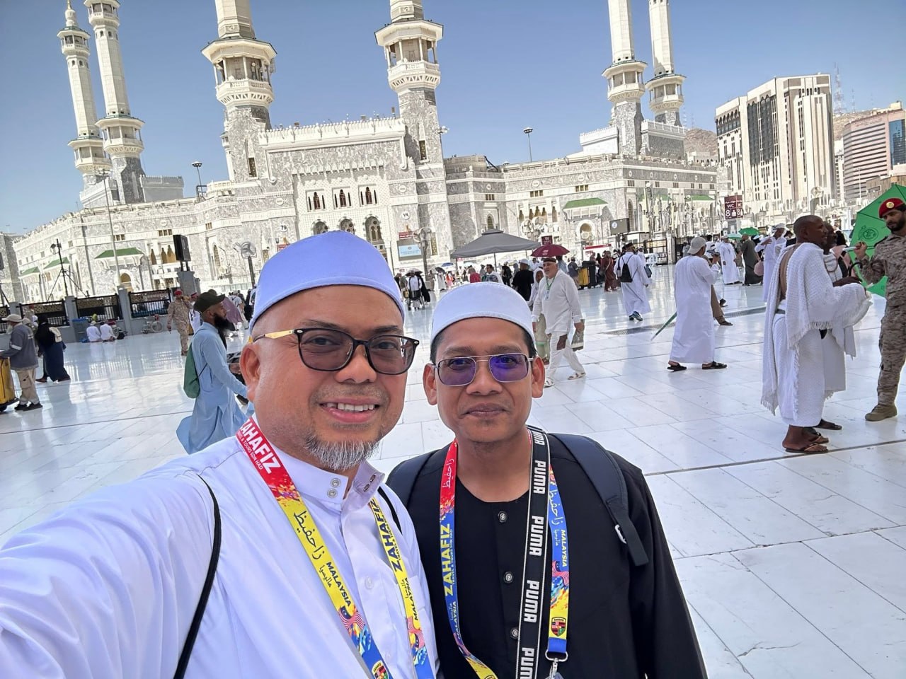 Jemaah menunaikan ibadah di perkarangan Masjidil Haram
