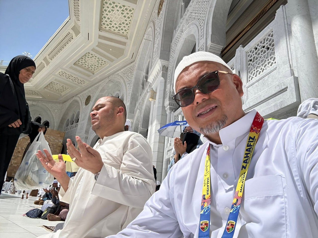 Jemaah berdoa di perkarangan Masjidil Haram, Mekah